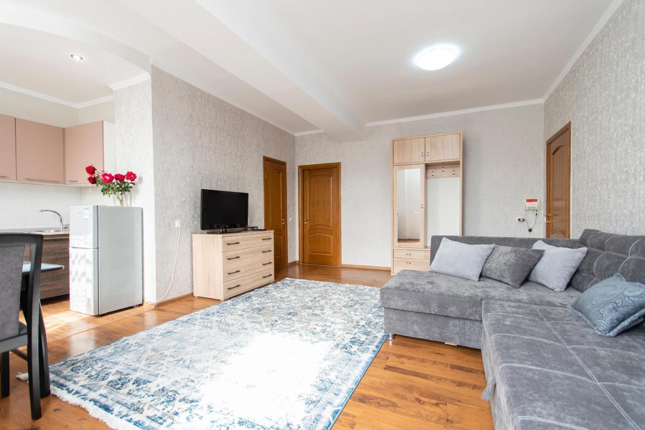 Comfortable Apartment In The Golden Square. Алматы Экстерьер фото