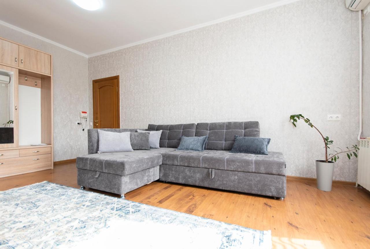 Comfortable Apartment In The Golden Square. Алматы Экстерьер фото