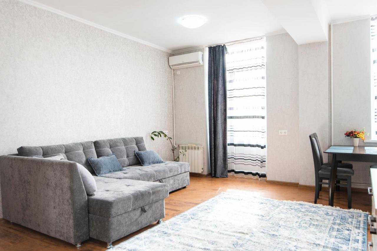 Comfortable Apartment In The Golden Square. Алматы Экстерьер фото